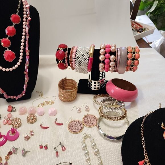 Large lot of pink mixed costume jewelry - Picture 8 of 8